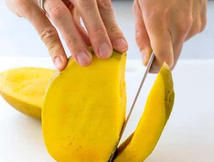messer wie kann man eine mango schneiden eine große gelbe reife mango