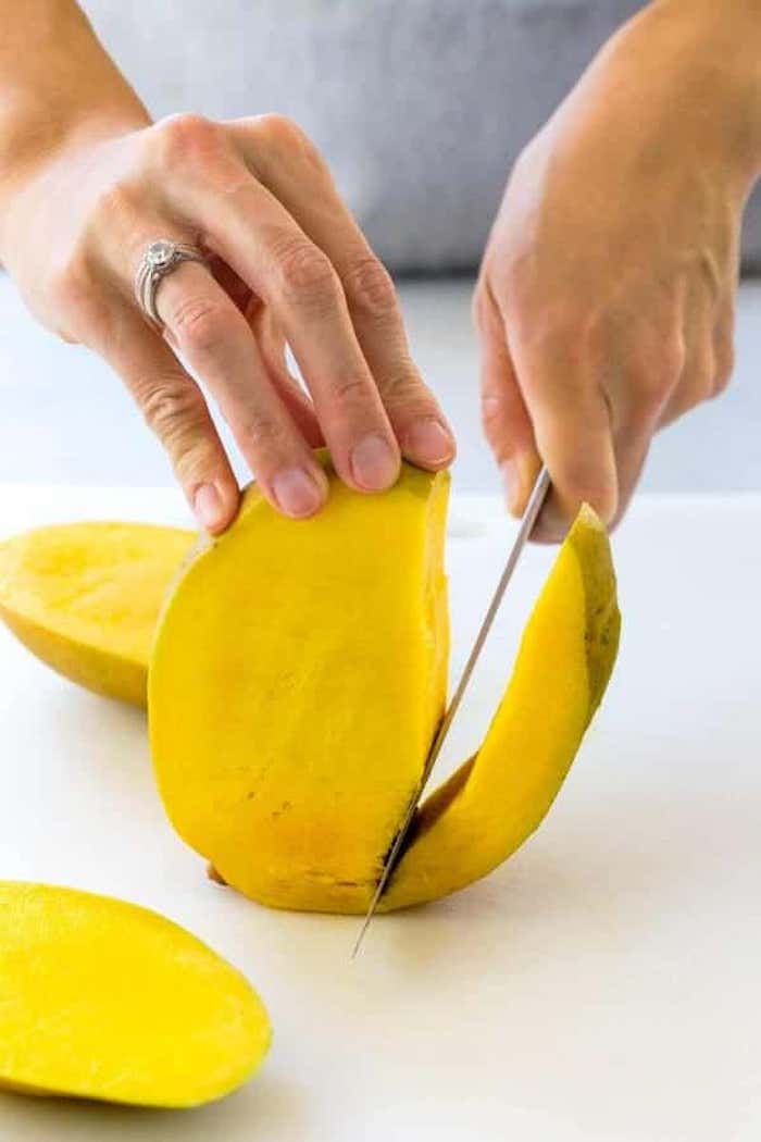 messer wie kann man eine mango schneiden eine große gelbe reife mango