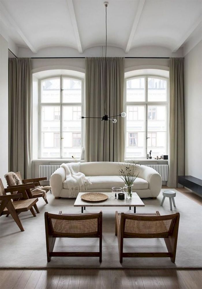 minimalistische skandinavische einrichtung elegantes weißes sofa vintage holzstühle große fenster scandi style wohnzimmer kaffeetisch aus holz mit kurzen beinen