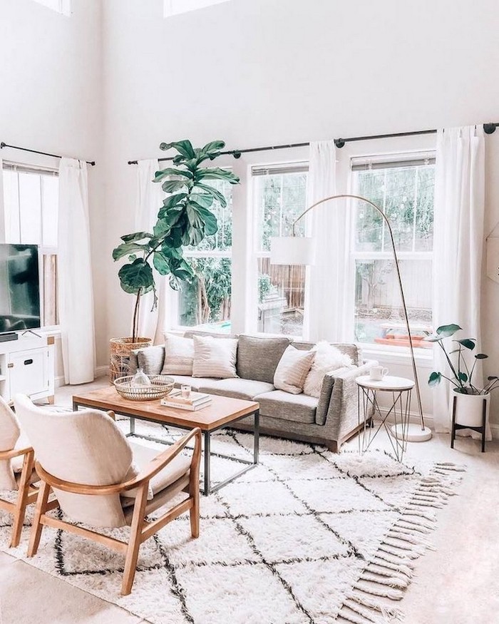 minimalistsche innenausstattung graues sofa mit kissen wohnzimmer skandinavisch einrichten ideen und inspo holzstühle mit beiger polsterung große grüne pflanze neutrale farbtöne
