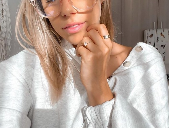 moderne durchsichtige brille frau mit hellblonden haare casual outfit grauer sweatshirt brillen trends 2020 ideen und inspiration