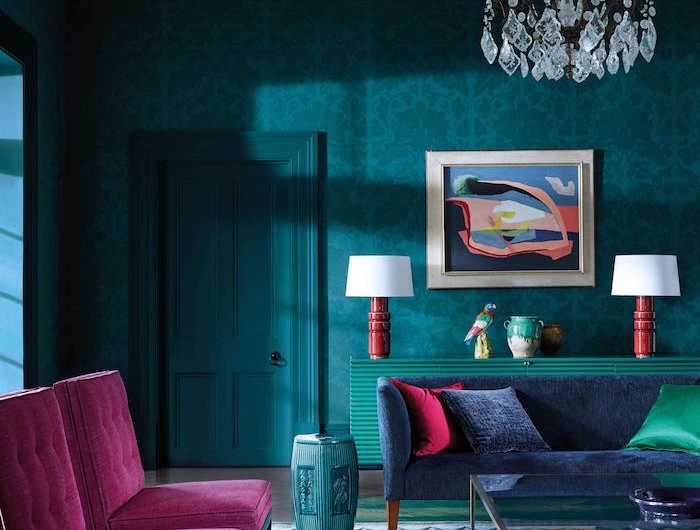 moderne inneneinrichtung wohnzimmer pinker sessel petrol farbe blau grün inspiration blauer couch pinke sessel moderne einrichtung