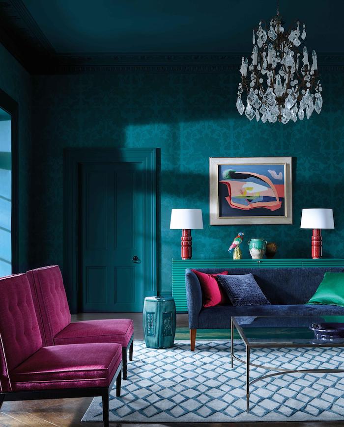 moderne inneneinrichtung wohnzimmer pinker sessel petrol farbe blau grün inspiration blauer couch pinke sessel moderne einrichtung