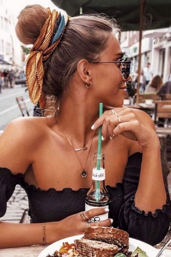 moderne und stylische frisuren street style inspiration schwarzes top schal accessoire im haar haarknoten dutt ideen dutt frisuren 2020