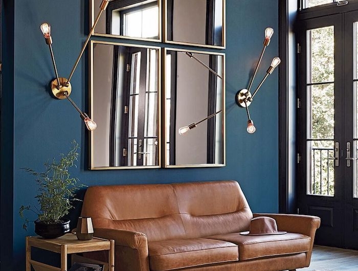 moderner brauner ledercouch industrial style lampen großer spiegel petrol farbe blaue nuancen bunter teppich innenausstattung inspiration