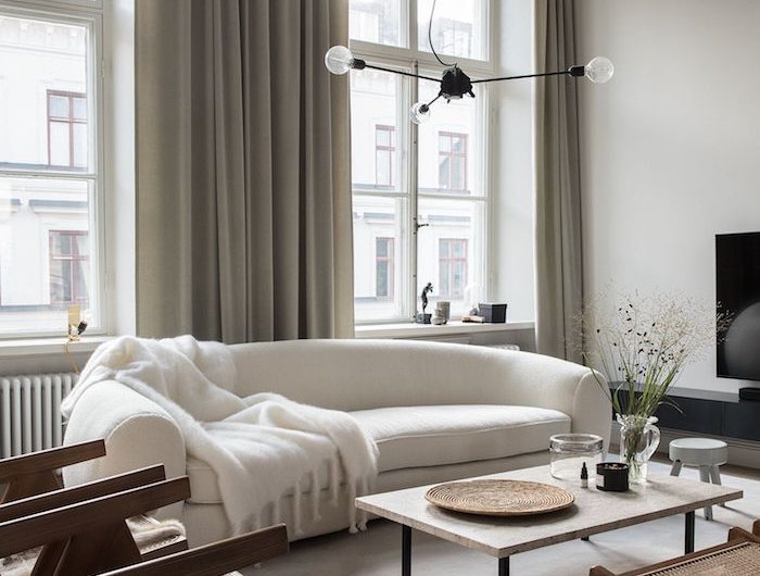 moderner und eleganter weißer couch vintage stühle aus holz große fenster graue gardinen scandi sofa interior design inspiration niedriger kaffeetisch