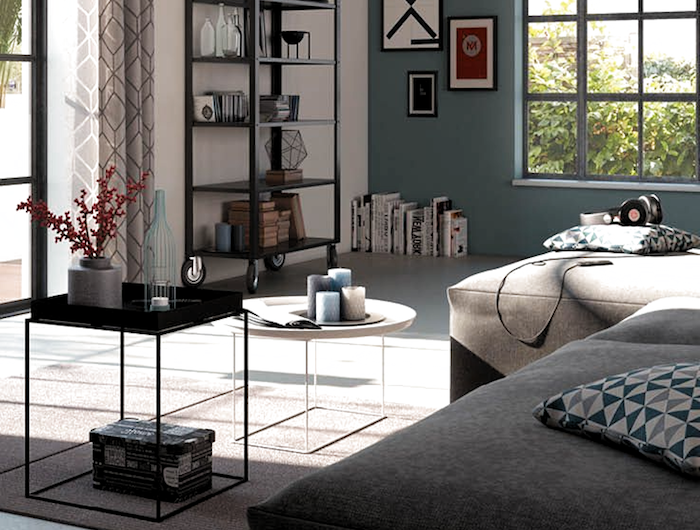 modernes wohnzimmer einrichten regal aus metal ecksofa in grau runder kaffeetisch große fenster graublau wandfarbe