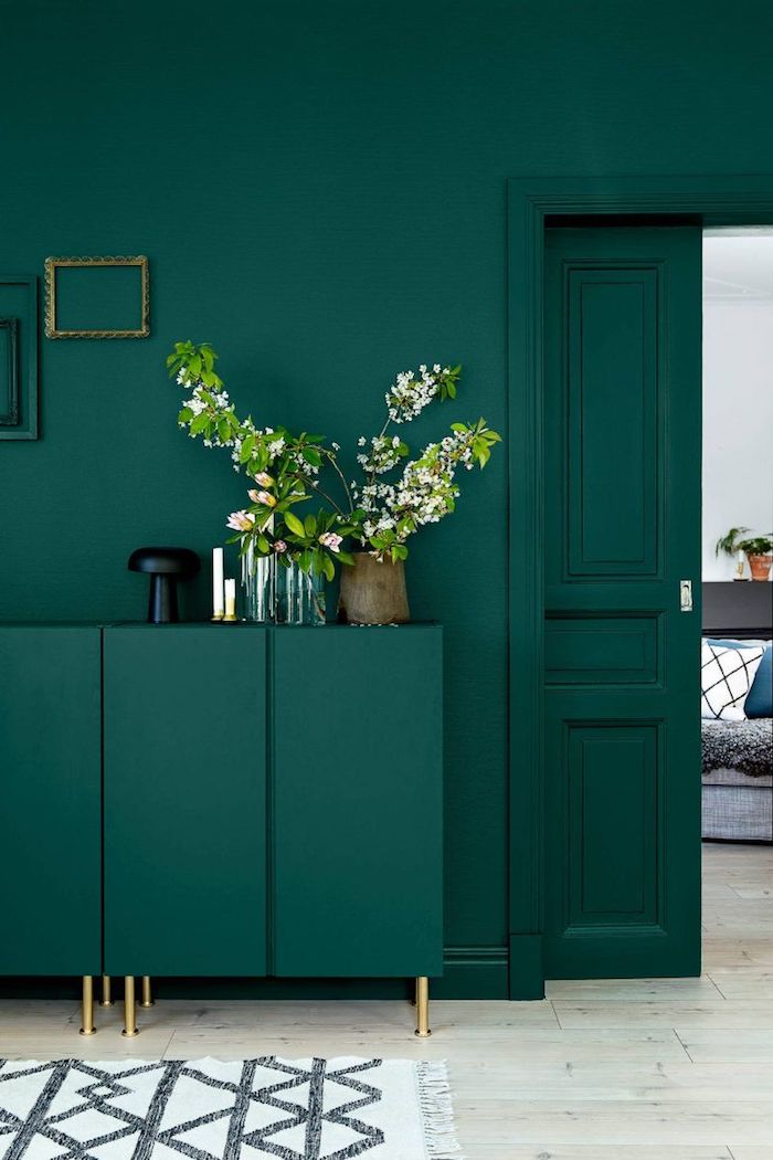 modernes wohnzimmer einrichten wandfarben trends 2020 schwarz weißer teppich blumen dekoration petrol grün wandfarbe inspiration