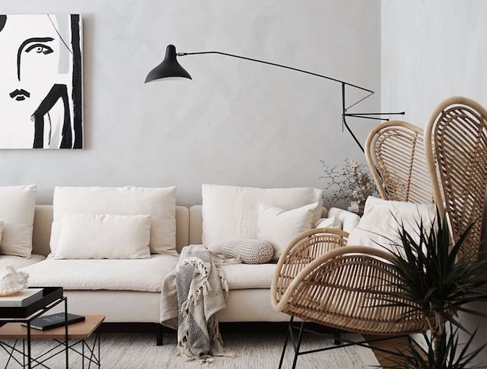 neutrale farben inneneinrichtung beige und grau großer korbstuhl schwarz weißes gemälde skandinavisches wohnzimmer