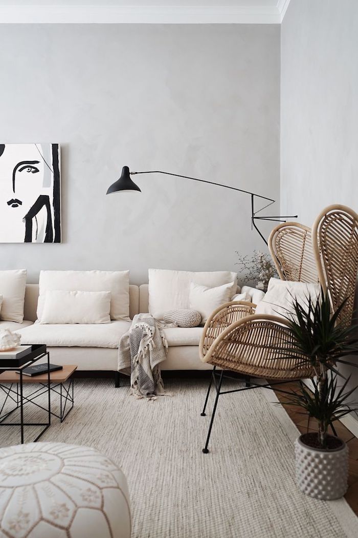 neutrale farben inneneinrichtung beige und grau großer korbstuhl schwarz weißes gemälde skandinavisches wohnzimmer