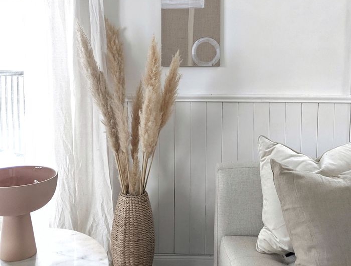 neutrale farben interior design korbvase mit wohnzimmer modern einrichten im scandi style schwedische möbel inspiration marmortisch mit schwarzen beinen