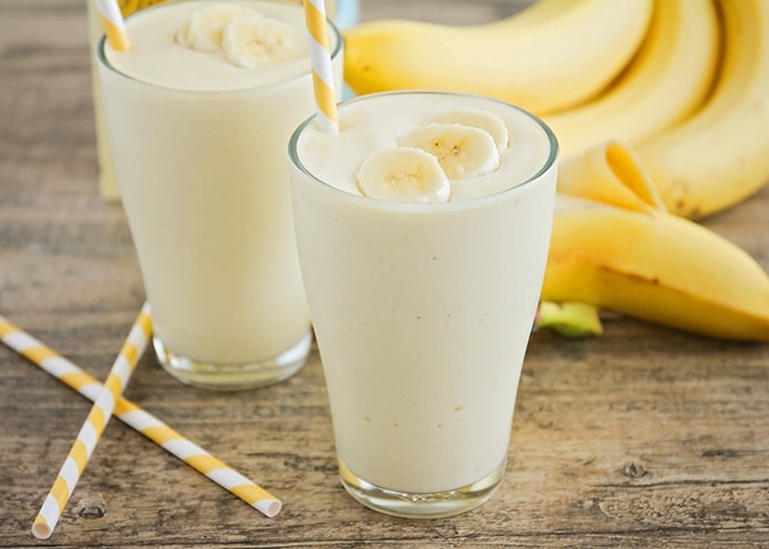 protein zum abnehmen proteinshake mit bananen bananenshake getränk mit milch und proteinpulver