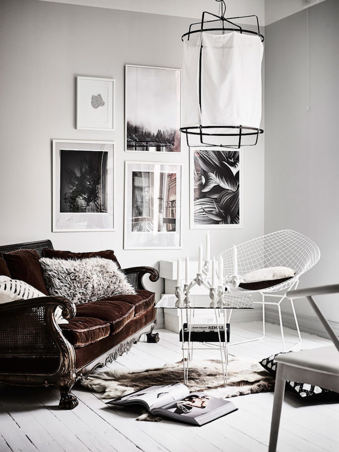 retro scandi sofa in dunkelbraun wießer stuhl holzboden moderne lampe interior design trends 2020 inspiration schwarz weiße bilder