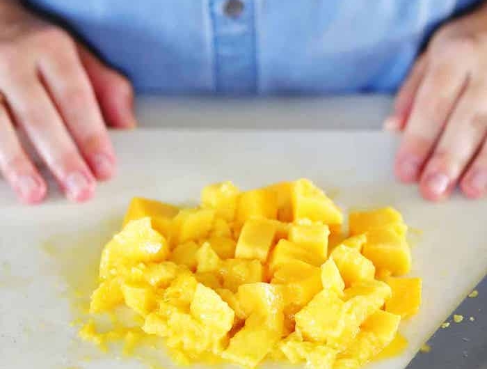 rezept für mango lassi wie kann man eine mango schneiden eine frau und mango scheiben