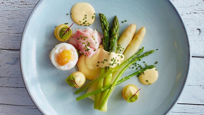 salat mit spargelstangen eiern schinken und sauce hollandaise spargel rezepte weiße und grüne spargel