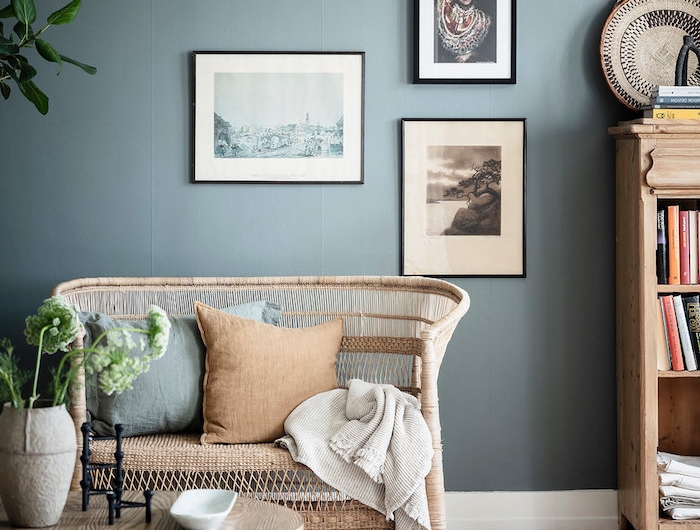 scandi style wohnzimmer einrichten schwedische wohnung wandfarbe grau blau flauschiger teppich kleiner korbsofa kaffeetisch aus holz