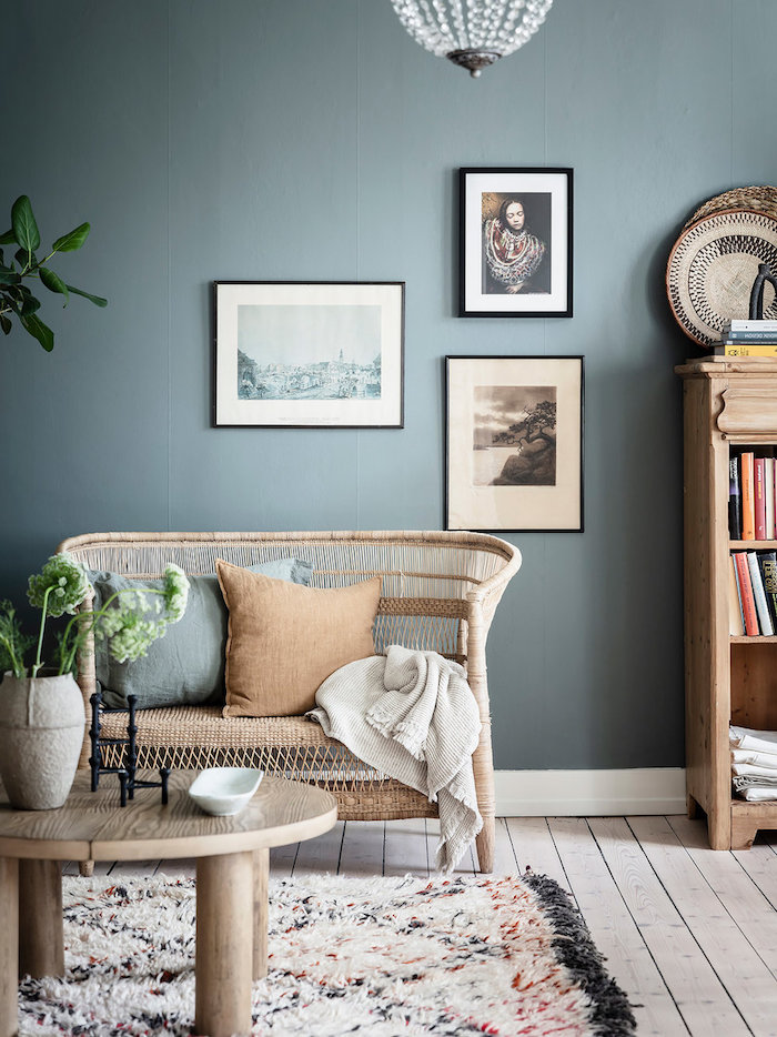 scandi style wohnzimmer einrichten schwedische wohnung wandfarbe grau blau flauschiger teppich kleiner korbsofa kaffeetisch aus holz