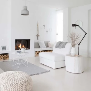 scandi style wohnzimmer mit kamin inneneinrichtung in weiß grauer teppich und lampe schwarze lampe minimalistisches interior