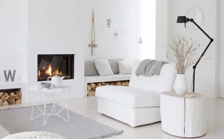 scandi style wohnzimmer mit kamin inneneinrichtung in weiß grauer teppich und lampe schwarze lampe minimalistisches interior