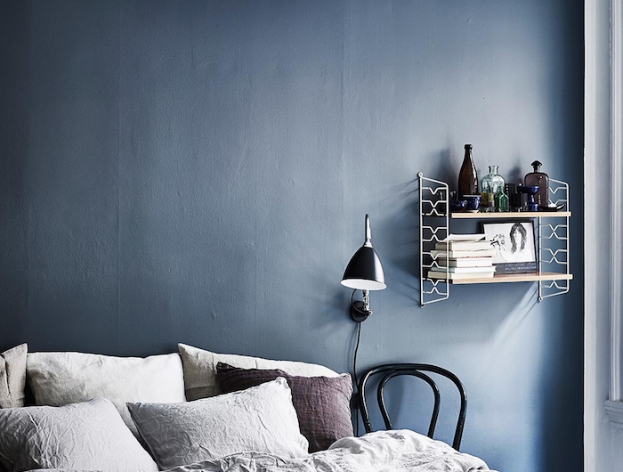 schlafzimmer einrichtung modern minimalistisch petrol wandfarbe blaugrau schwarze bettdecke große weiße lampe