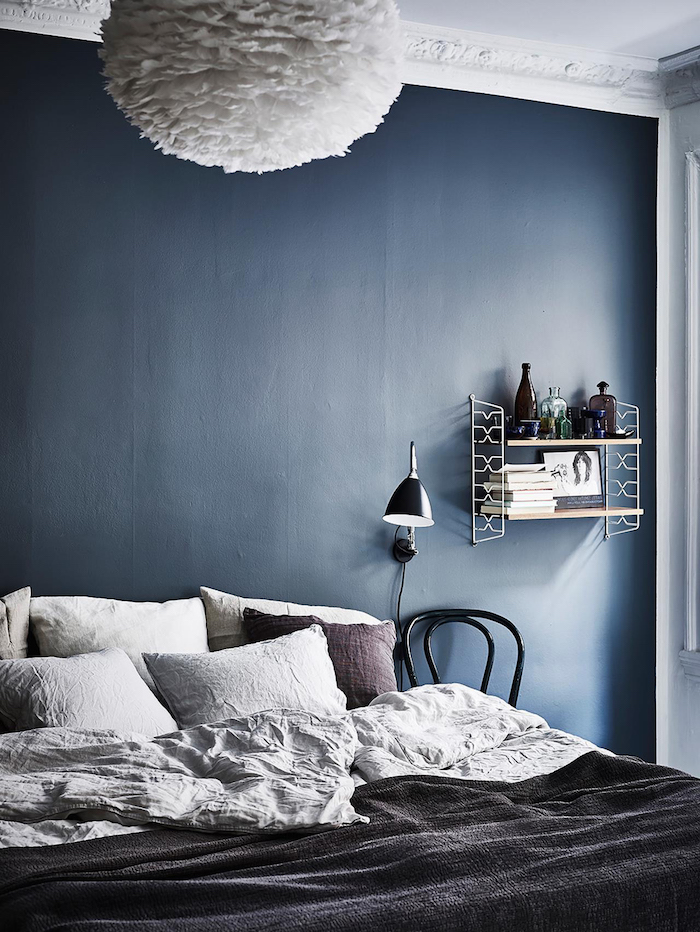 schlafzimmer einrichtung modern minimalistisch petrol wandfarbe blaugrau schwarze bettdecke große weiße lampe