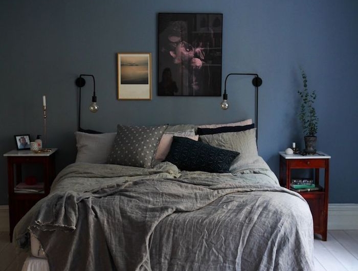 schlafzimmer inneneinrichtung ideen wandfarbe blaugrau nachttisch aus holz minimalistische lampen schwarzes gemälde