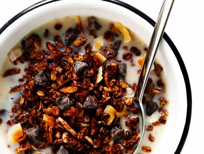 schokomüsli selber machen einfache zubereitung leckere frühstückideen haferflocken kakao schokoladenchps