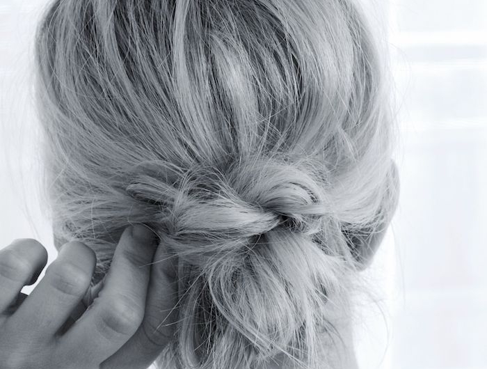 schwarz weißes foto blonde hochgestekte haare messy low bun lockerer dutt frisuren selber machen für mittellange haare ideen