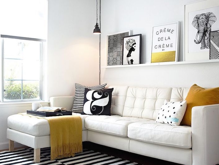 schwarz weißes wohnzimmer mit gelben akzenten modernes ecksofa karierter teppich minimalistische scandi deko moderne bilder