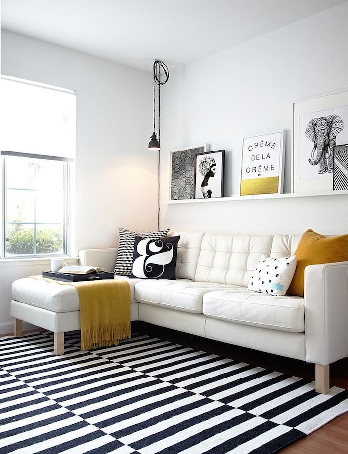 schwarz weißes wohnzimmer mit gelben akzenten modernes ecksofa karierter teppich minimalistische scandi deko moderne bilder