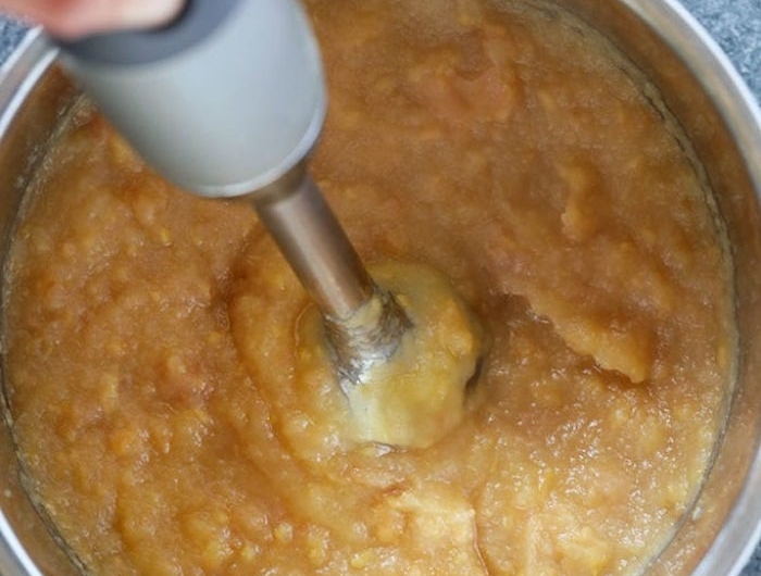 selbstgemachtes apfelmus eine hand mit einem mixer apfelmus einkochen rezepte für kuchen mit apfelmus