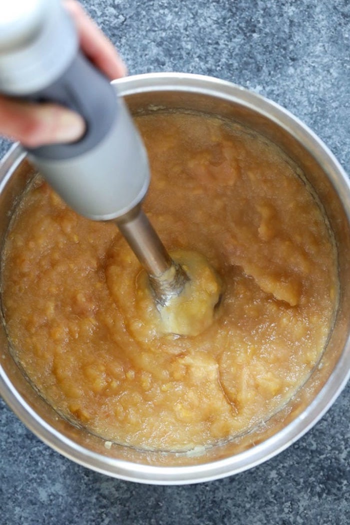 selbstgemachtes apfelmus eine hand mit einem mixer apfelmus einkochen rezepte für kuchen mit apfelmus