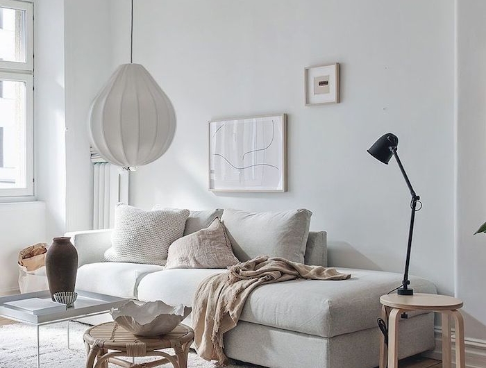 skandi teppich inneneinrichtung im skandinavischen stil scandi style wohnzimmer neutrale farben schwarze lampe minimalistische gestaltung
