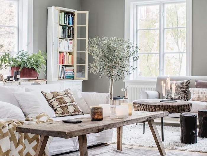 skandinavische wohnungen inspiration großer holztisch weißer couch kleiner deko baum wohnzimmer skandinavisch einrichten weiße lampe