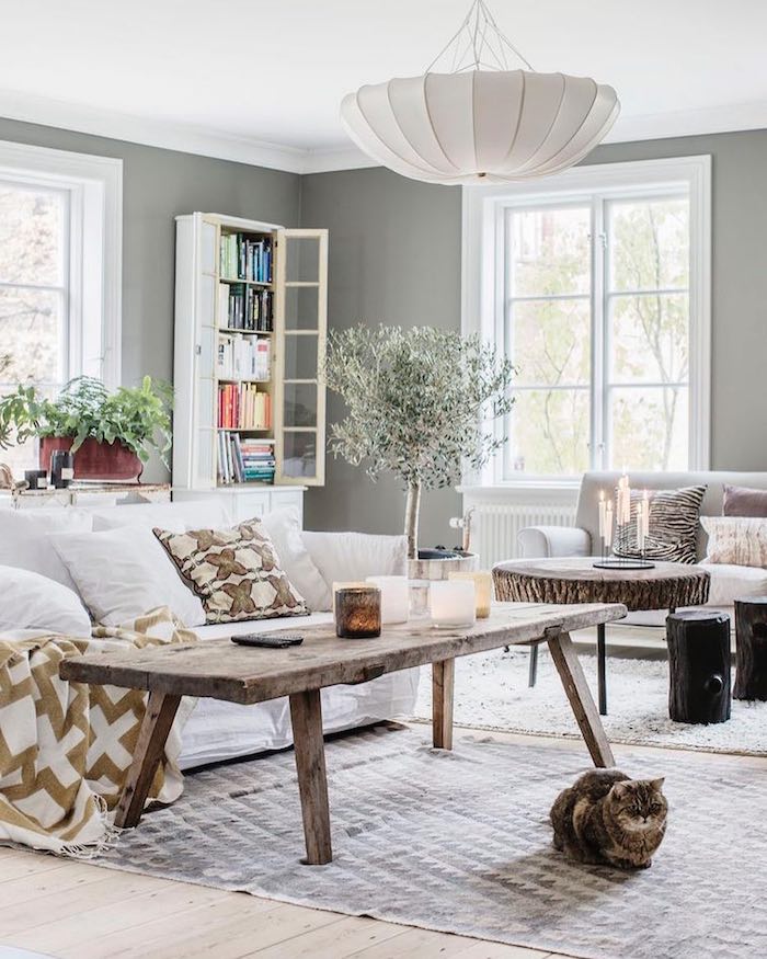skandinavische wohnungen inspiration großer holztisch weißer couch kleiner deko baum wohnzimmer skandinavisch einrichten weiße lampe