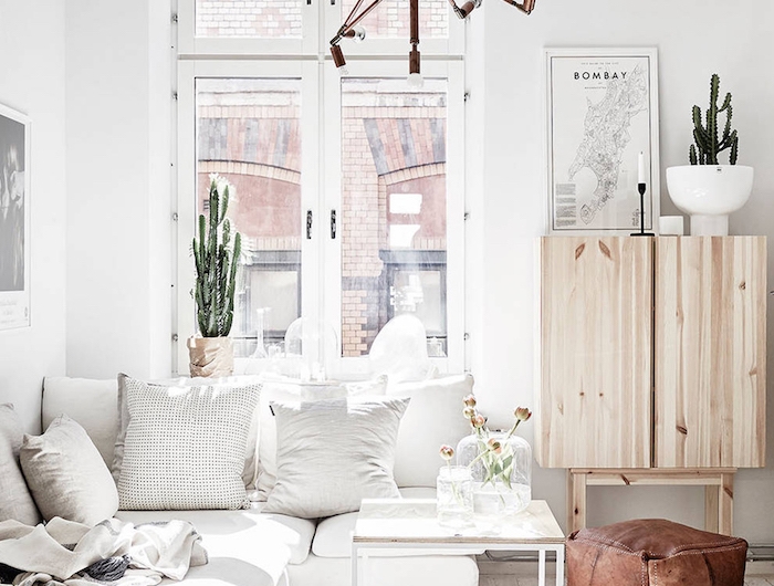 skandinavischer wohnstil wohnzimmer im scandi style schrank aus holz dekoration kakteen beiger teppich interior design inspo