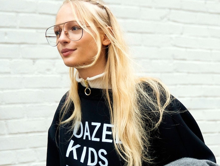 street style ideen schwarzes sweatshirt mit print blonde frau mit langen haaren geeky in style brillen trends 2020 inspiration