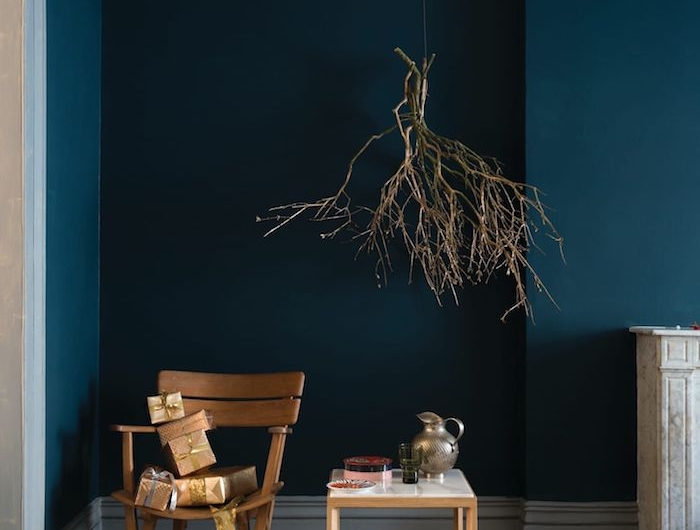 stuhl und tisch aus holz welche farbe passt zu blau bunter orientalischer teppich hängender baumzweig dekoration interior design