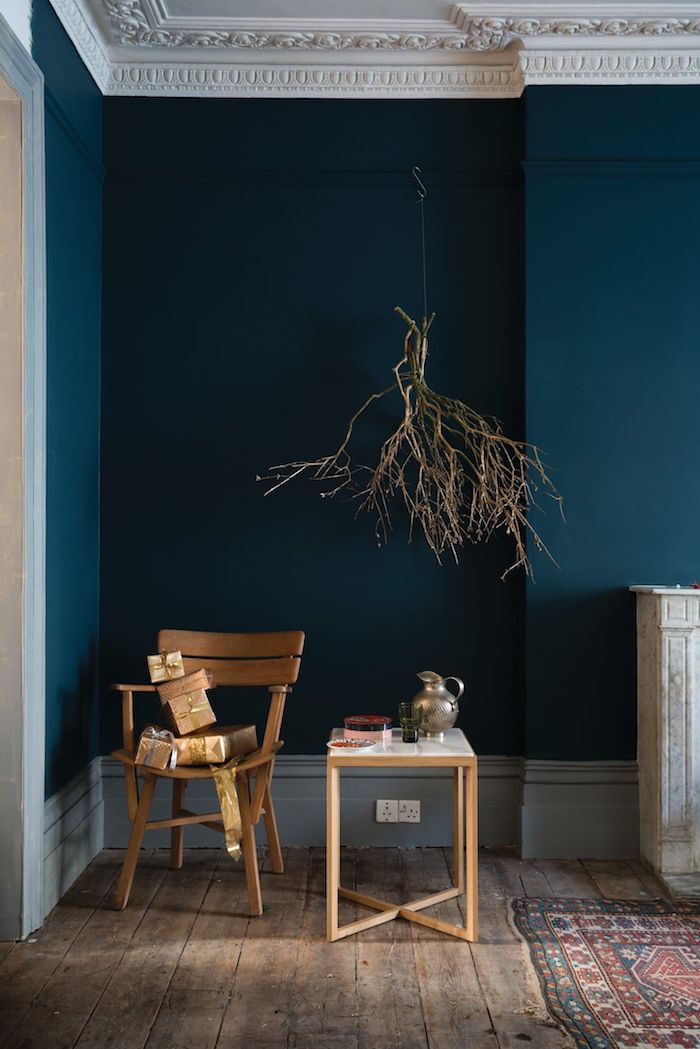 stuhl und tisch aus holz welche farbe passt zu blau bunter orientalischer teppich hängender baumzweig dekoration interior design