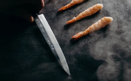 sushi bereiten japanische küchenmesser hand hält ein messer garnelen zubereiten japanische küche