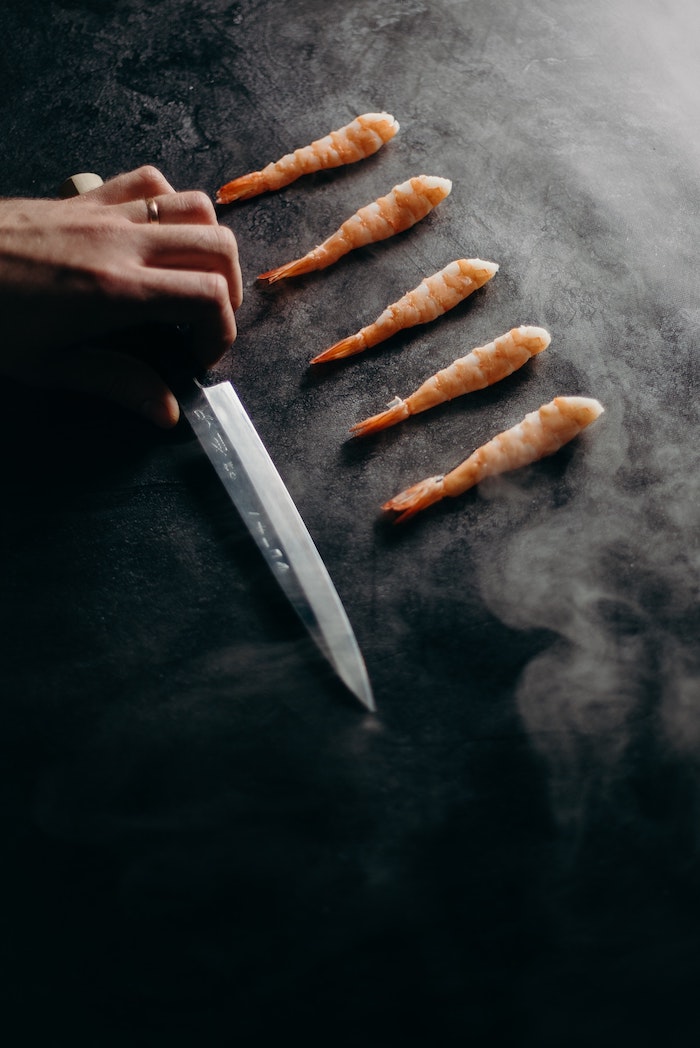 sushi bereiten japanische küchenmesser hand hält ein messer garnelen zubereiten japanische küche