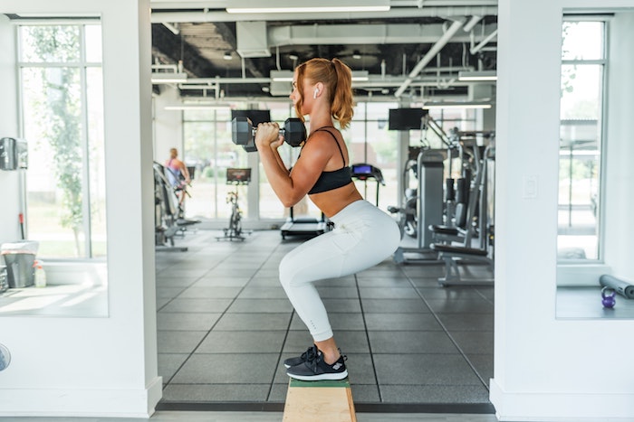 training hilfreiche tipps für den muskelaufbau fitness proteinreiches essen gesund frau im fitnessstudio ernährung für muskelaufbau