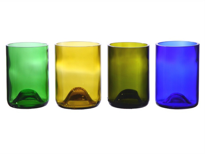 vier blaue gelbe und grüne gläser aus geschnittene weinflaschen nachhaltige geschenke für männer resized
