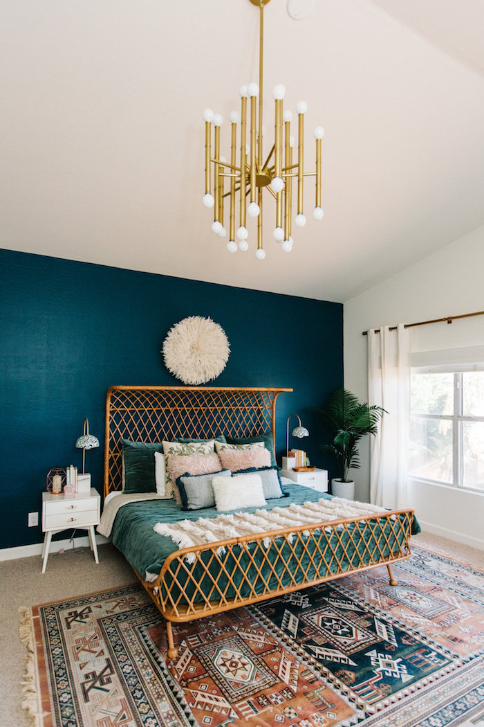 vintage bunter teppich wandfarbe blau boho chich interior schlafzimmer böhmischer stil grüne bettdecke flauschige kissen großes bett
