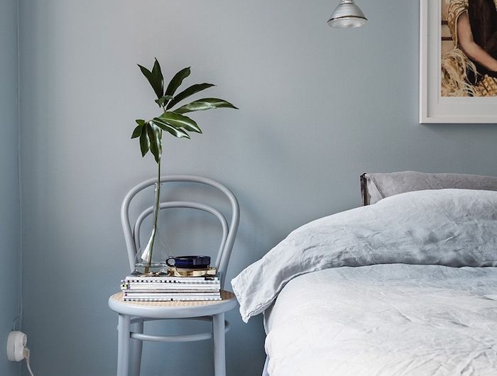 wandfarbe grau blau farbentrends 2020 inspiration minimalistisches interior design grauer stuhl kleine grüne pflante großes bett