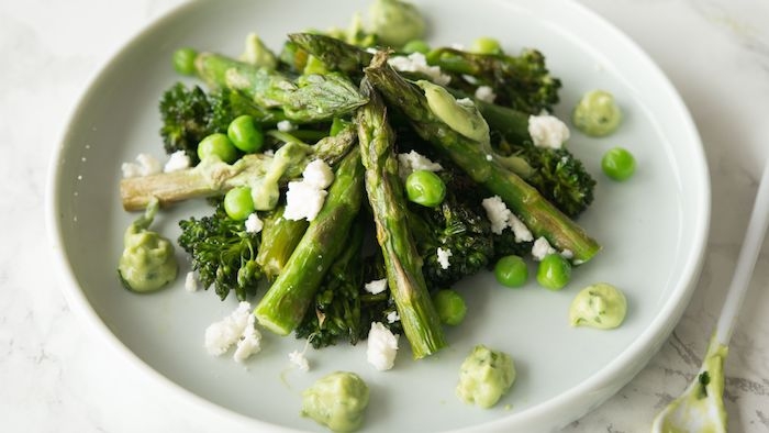 weißer teller mit salat mit langen geschälten grünen spargelstangen und käse spargel rezepte salat mit spargel