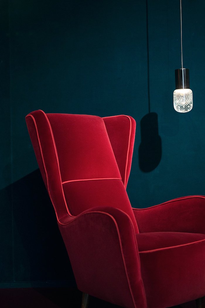 welche farbe passt zu blau wandfarbe ideen und inspiration eleganter und moderner roter sessel minimalistische inneeinrichtung interior design ideen