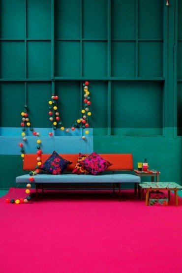 welche farbe passt zu petrol wandfarbe kombination aus grün blau und pink inneneinrichtung inspiration bunter couch knallrosa teppich