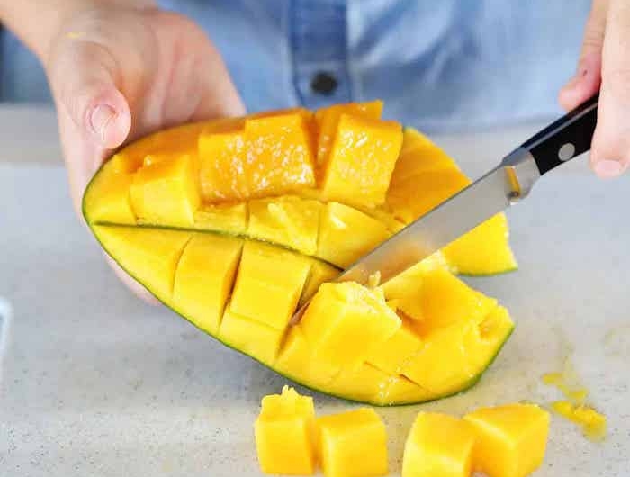 wie schneide ich eine mango in scheien eine frau messer und mango