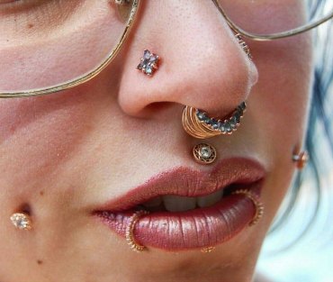 zwei mundpiercings kleine piercings an den wangen medusa piercing lippe nasepiercing inspiration glitzender lippenstift